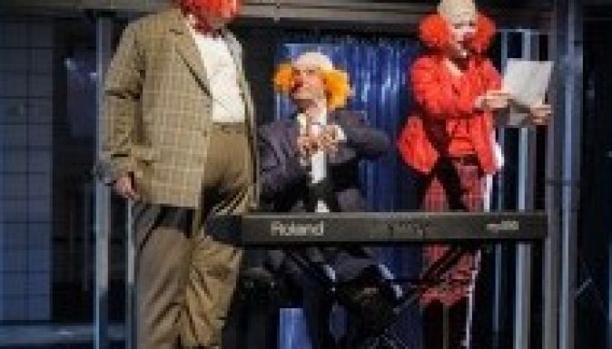 A Rekviem egy ügynökért fekete komédiát mutatja be a kolozsvári színház