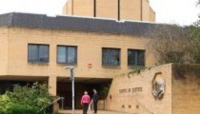 Hét románt vádolnak egy 20 éves angol nő megerőszakolásával