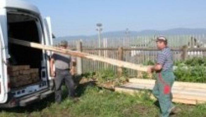 Faanyagot szállítanak Hargita megyéből besztercei iskolának