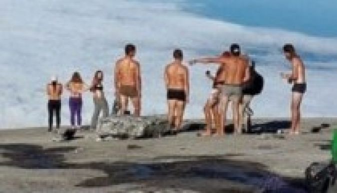 Elítélték a maláj hegycsúcson meztelenkedő nyugati turistákat