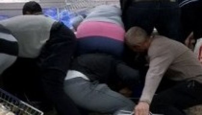 Leárazott húsért verekedtek egy brit üzletben (VIDEÓ)