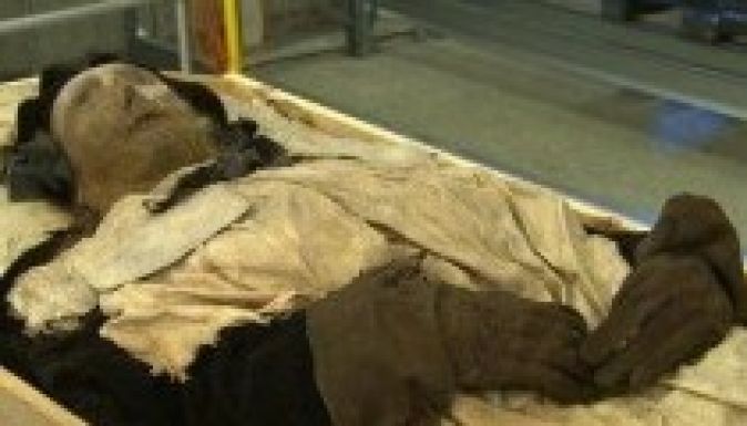 Hátborzongató leletet rejtett egy középkori püspök koporsója