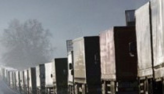 Nyolc kilométeres kamionsor alakult ki a nagylaki határátkelőnél