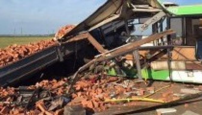 Téglával megpakolt teherautóba hajtott a munkásokat szállító busz