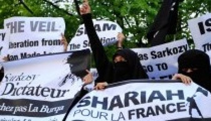 Tucatnyi szélsőséges imámot utasítottak ki idén Franciaországból