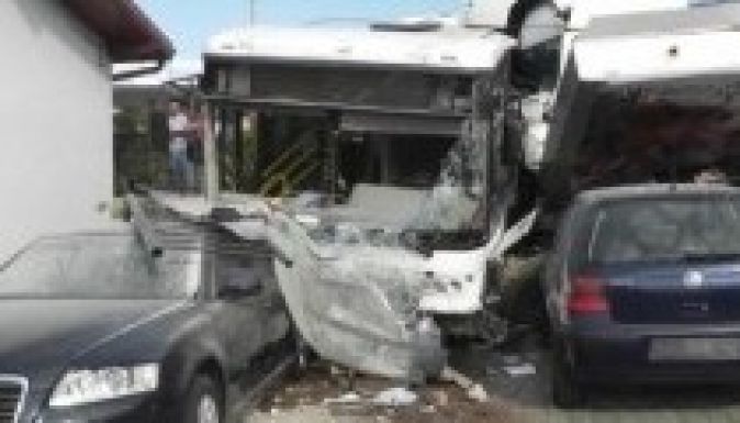 Fék nélkül száguldó kamion csapódott egy parkolóba Zilahon