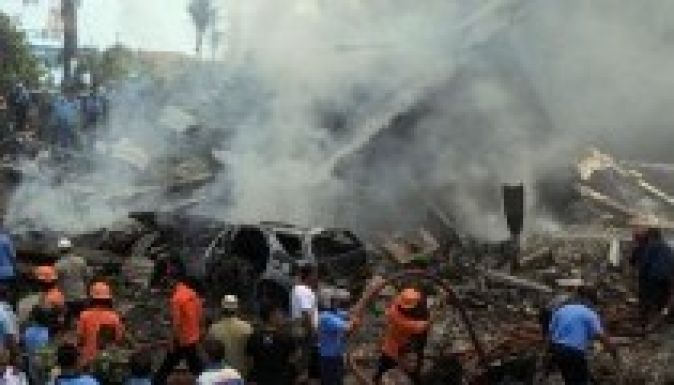 Házakra és egy hotelre zuhant egy C-130 Hercules katonai repülőgép