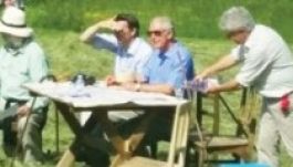 Kaszálóversenyt zsűrizett Károly herceg Székelyföldön