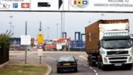 Egy angol kikötőben 68 illegális bevándorlót találtak egy konténerben