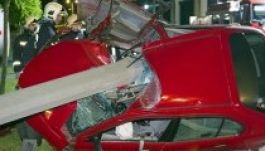 Kiszakadt betonoszlop dőlt rá egy autóra (FOTÓK)