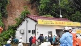 Erőteljes esőzés miatt menekítik a japánokat