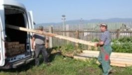 Faanyagot szállítanak Hargita megyéből besztercei iskolának