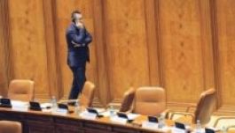 A kormány megbuktatásáról szavaz a parlament