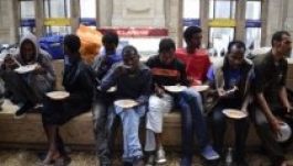 Római és milánói pályaudvarokon táboroztak le a menekültek