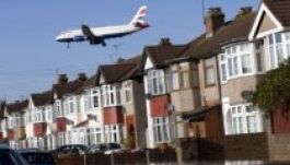 Egy irodaház tetejére zuhant a potyautas a repülőről