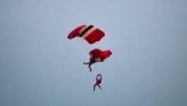 Zuhanás közben kapta el bajba jutott társát az ejtőernyős (VIDEÓ)