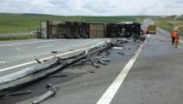 Felborult egy magyarországi kamion az észak-erdélyi autópályán