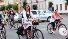 Szoknyában pedáloztak Marosvásárhelyen