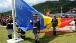 A csíki rendőrség udvarán húzzák fel az óriástrikolórt