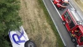 Felborult egy 34 brit gyermeket szállító busz