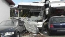 Fék nélkül száguldó kamion csapódott egy parkolóba Zilahon