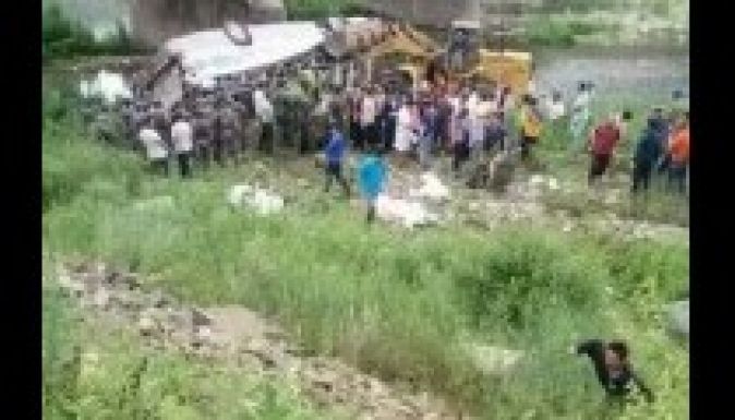 Autópálya hídjáról zuhant le egy dél-koreai busz Kínában