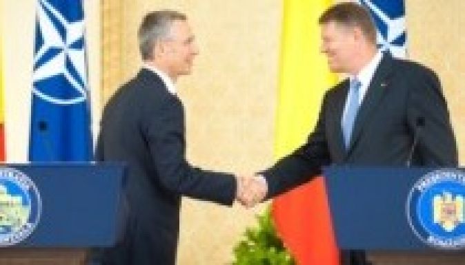 Megdicsérte Romániát Bukarestben a NATO főtitkára