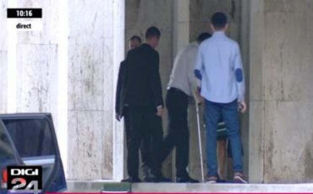 Victor Ponta hazatért, mankókkal közlekedik