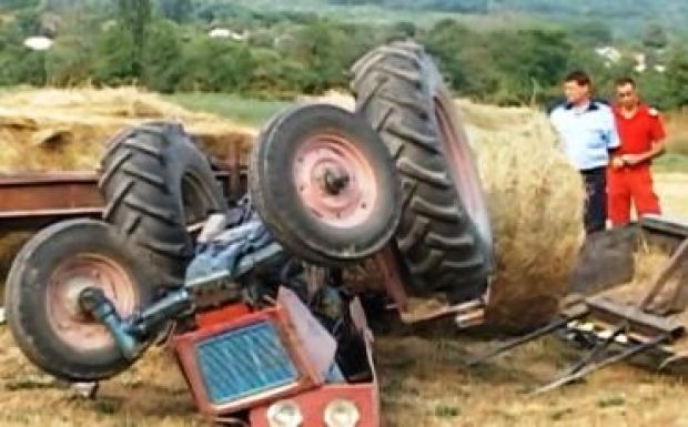 Felborult traktorának foglya volt két napig egy székelyföldi gazda