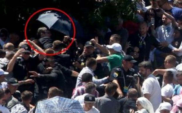 Megdobálták a szerb kormányfőt Srebrenicában