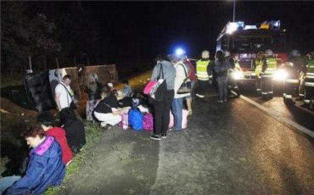 Felborult egy autóbusz az autópályán, sok a sérült (FOTÓK)