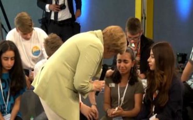 Elképesztő jelenet Merkel és egy kitoloncolásra váró kislány között