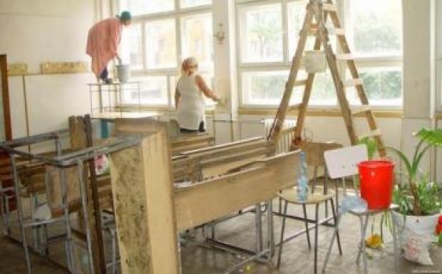 Emelték a fizetésüket, aztán meg leépítik az iskolai kisegítőket?