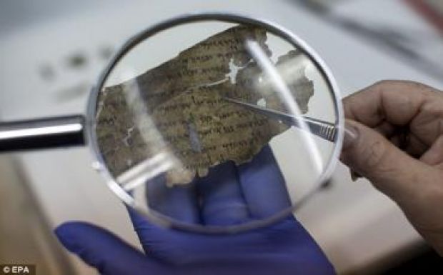 Bibliai részletet rejtett a CT-vizsgálattal megfejtett 1500 éves, égett tekercsmaradvány