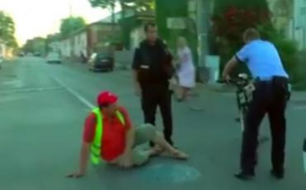 A rendőrök elütöttek egy kerékpárost, majd elhajtottak