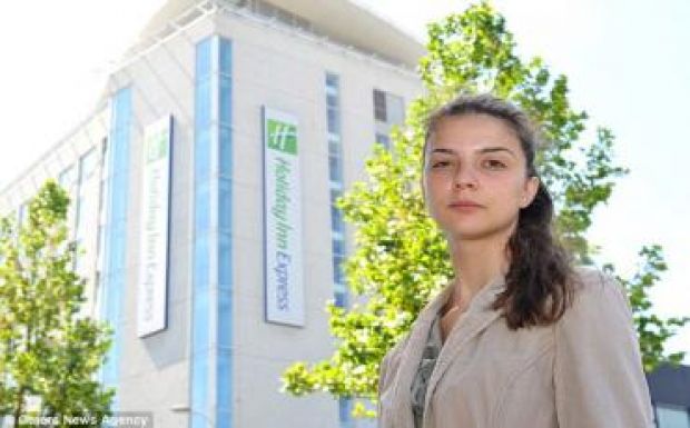 Román állampolgársága miatt nem fogadták egy angol hotelben