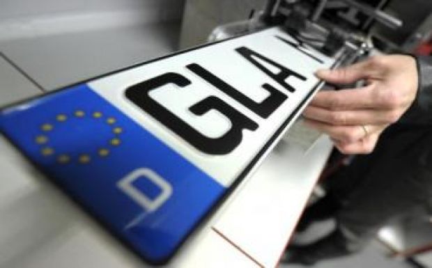 Betiltották a náci szám- és betűkódokat az osztrák rendszámokon