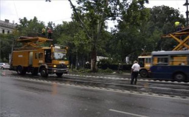 Holttestet találtak a vízben, egy férfit továbbra is keresnek a Balatonban
