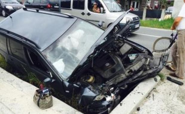 Kidurrant a kerék, híd nyársalta fel az autót