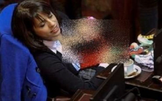 Az interneten is legyőzhetetlen a parlamentben szoptató képviselőnő