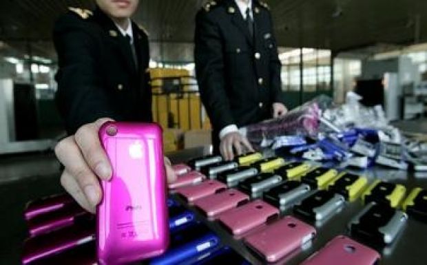 Több mint 40 ezer hamis iPhone-t gyártatott a kínai házaspár