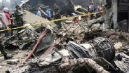 Leállt hajtómű miatt zuhanhatott házakra a katonai gép Indonéziában