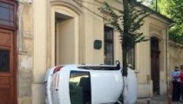 Szokatlanul „parkolt le” egy autó Kolozsvár központjában (FOTÓK)