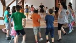 Táncra, énekre és játékra oktatnak Kolozsvár szívében (GALÉRIA)