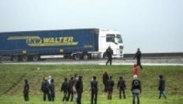 Leállították a La Manche csatorna forgalmát a menekültáradat miatt