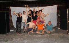 Modern vándorszínészek gyülekeznek Végváron