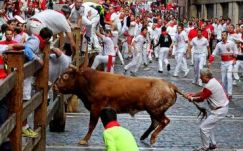 Pamplonában idén is tömegek szaladnak a bikák elől