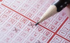 Megtartja a munkahelyét a magyarországi lottómilliárdos