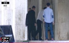 Victor Ponta hazatért, mankókkal közlekedik