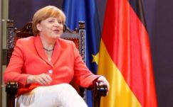 Merkel hallani sem akar a görög adósság csökkentéséről